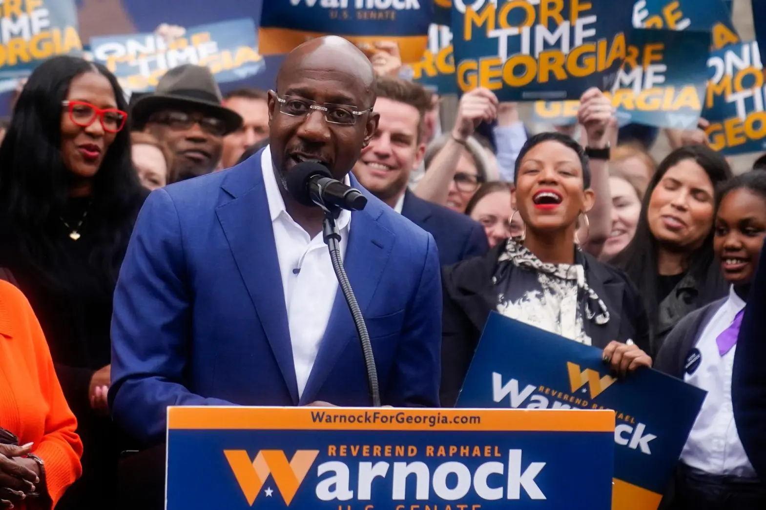 Raphael Warnock en una conferencia de prensa